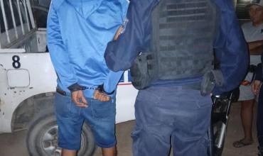 Robó un celular y unas zapatillas y lo detuvieron con el calzado puesto y el teléfono en el bolsillo