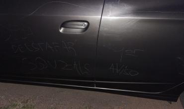 Vandalizaron un auto con una amenaza escrita en barrio Federación