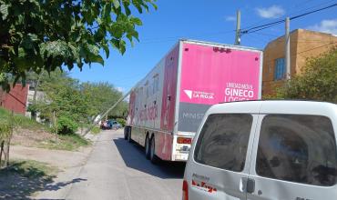 Un camión provocó la caída de cables de alumbrado en barrio Panamericano