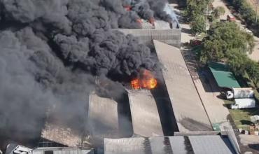 A casi 24 horas del incendio, se reavivó el fuego en el depósito de pinturas de Moreno y crece la preocupación