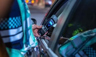 Manejaba borracho y chocó contra dos autos y un móvil policial: triplicó el límite permitido de alcohol en sangre