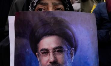 Ahora Trump dice que el ayatollah Mojtaba Khamenei “podría ser gay”