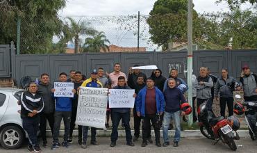Ex guardias del hospital Vera Barros se manifestaron frente a la residencia: “Estamos en una situación muy complicada desde el punto de vista laboral y económico”