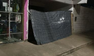 Delincuente violentó el portón de una verdulería y robó una bolsa de cebollas