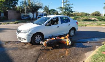 Motociclista sufrió heridas al chocar de frente con un auto