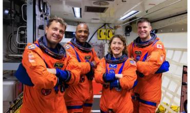 Inodoros espaciales, dormir atados y entrenar en el espacio: así vivirán los astronautas de Artemis II