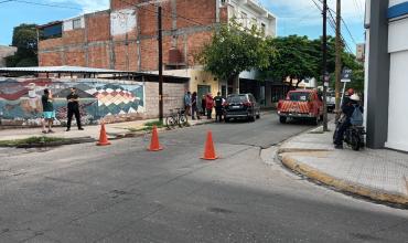 Choque entre una camioneta y un utilitario en pleno centro