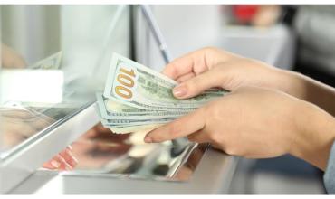 Dólares “del colchón”: desde que se reglamentó la ley, los depósitos bancarios solo crecieron US$800 millones