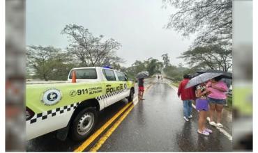 Familias atrapadas por el agua piden ser rescatadas tras un fuerte temporal en Tucumán