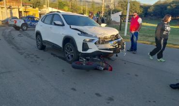 Fuerte choque entre una camioneta y una motocicleta en barrio Panamericano