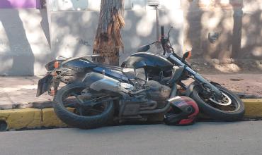 Motociclista esquivó un auto y chocó contra un árbol en una esquina transitada