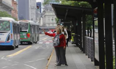 El Gobierno convocó a las empresas de colectivos y asegura que depositará los fondos para evitar un paro
