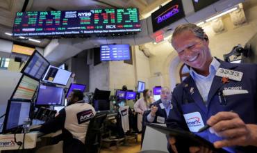 El petróleo baja hasta los US$92 y las bolsas del mundo repuntan por la tregua en Medio Oriente