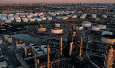 En medio de la frágil tregua entre EE.UU. e Irán, el petróleo vuelve a subir y se acerca a los US$100