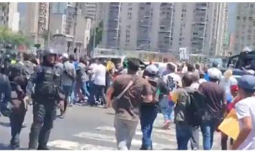 Tensión en Venezuela: la policía frenó con gases una marcha hacia el Palacio de Miraflores