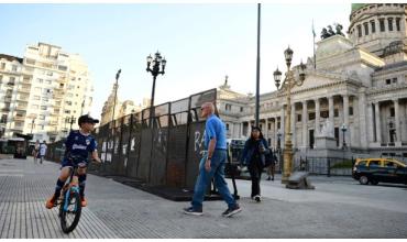 En medio de la crisis, 18 diputados y cuatro senadores viajarán a EE. UU. con el patrocinio de una ONG