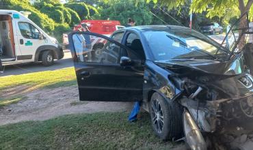 Automóvil chocó contra tres postes y terminó dentro de una vivienda en Av. Felipe Varela