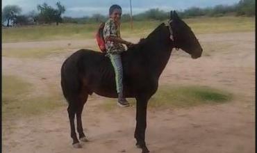 Un niño recorre a caballo varios kilómetros para ir a la escuela en la zona rural