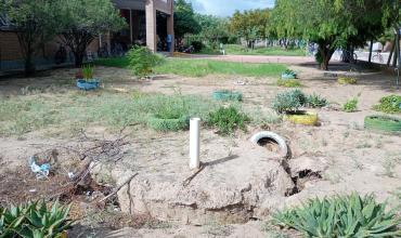 Chepes: reclaman soluciones por desbordes cloacales en una escuela y advierten por riesgos sanitarios