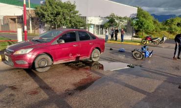 Choque entre un auto y una motocicleta en avenida Los Caudillos: un conductor fue hospitalizado