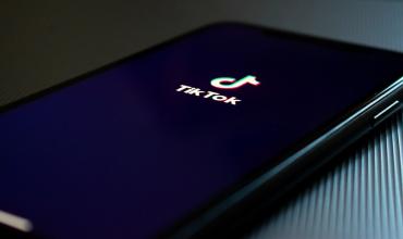 Le suplantaron la identidad a un influencer financiero y ahora TikTok afronta una medida cautelar