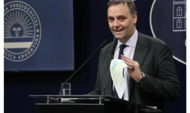 Caso Adorni: se confirmó que viajó a Aruba en primera clase junto a su esposa e hijos