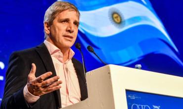 Caputo quiere despejar dudas sobre el pago de deuda de julio y busca sumar dólares en Argentina y el exterior