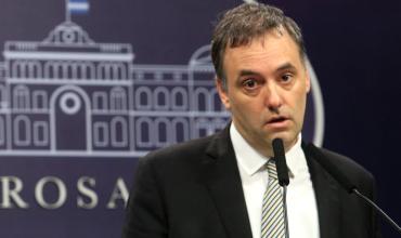 A pesar del avance de las denuncias, Manuel Adorni mantiene el tono irónico en redes sociales