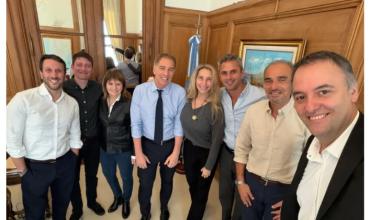 En medio de una guerra entre libertarios, se reunió a la mesa política y el Gobierno busca salir de la parálisis política