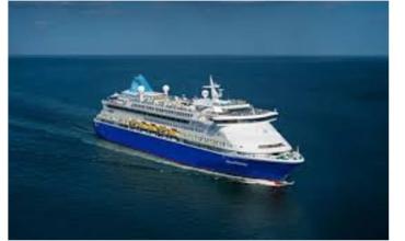 Un crucero atraviesa el estrecho de Ormuz