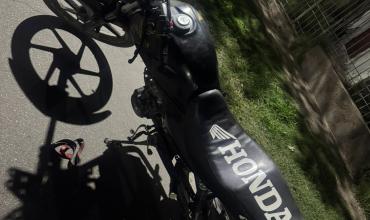 Choque entre motos en avenida Alem y Felipe Varela: un menor fue trasladado al hospital