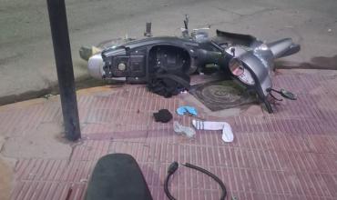 Motociclista huyó tras chocar contra un auto en Rivadavia y San Martín
