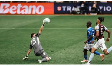 Súper Dibu Martínez: atajada de película en un mano a mano, contra letal y triunfo agónico de Aston Villa