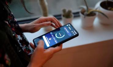 La historia de una familia iraní que viaja horas para hablar por videollamada con su hija que vive en EE.UU.