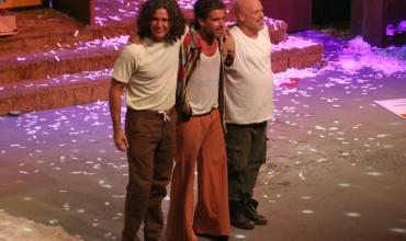 Mariano Martínez presentó a su nueva novia en el estreno de la obra “Ni media Palabra”: las fotos