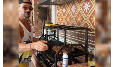 Ricardo Arjona se prepara para sus shows en Argentina practicando sus asados