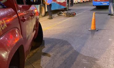Choque entre una moto y un colectivo en avenida Rivadavia dejó una joven lesionada