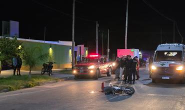 Tres jóvenes hospitalizados tras un fuerte choque entre motos en barrio Centro