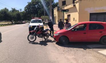 Motociclista resultó herido tras chocar con un auto en barrio Centro
