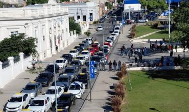 Catamarca: Con bocinazos y caravana, taxistas y remiseros reclamaron frente al Palacio Municipal