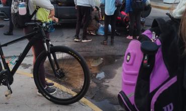 Fuerte accidente en cercanias del centro capitalino: una camioneta chocó a una moto 