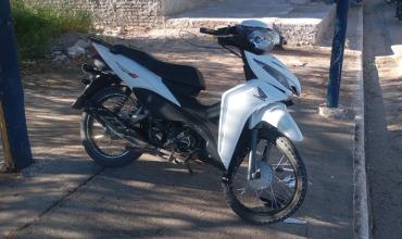 Dos menores en motocicleta chocaron contra un poste de luz en Milagro