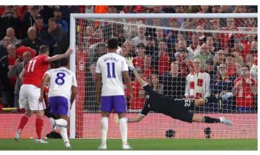 Por un insólito penal, el Aston Villa del Dibu Martínez cayó 1-0 contra Nottingham Forest en la ida