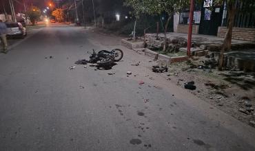 Catuna: policía alcoholizado chocó contra una motocicleta estacionada
