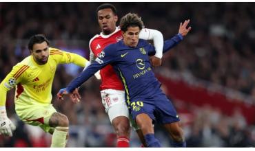 ¿Fue penal contra Simeone? La polémica en Arsenal vs. Atlético de Madrid y la insólita chance desperdiciada
