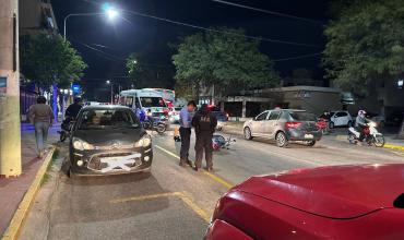 Choque entre auto y moto en Av. Perón: una mujer fue trasladada al hospital