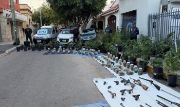 Allanamiento en zona rural de Aguadita de Vargas: secuestraron 107 kilos de plantas de marihuana, armas y vehiculos  tras una denuncia anónima 