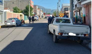 Motociclista chocó contra una camioneta y terminó impactando contra otro auto en barrio Shincal