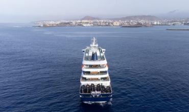 La empresa del crucero admitió que 30 pasajeros bajaron en una isla tras la primera muerte por hantavirus