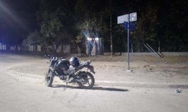 Dos jóvenes resultaron heridos tras un choque entre una moto y un automóvil